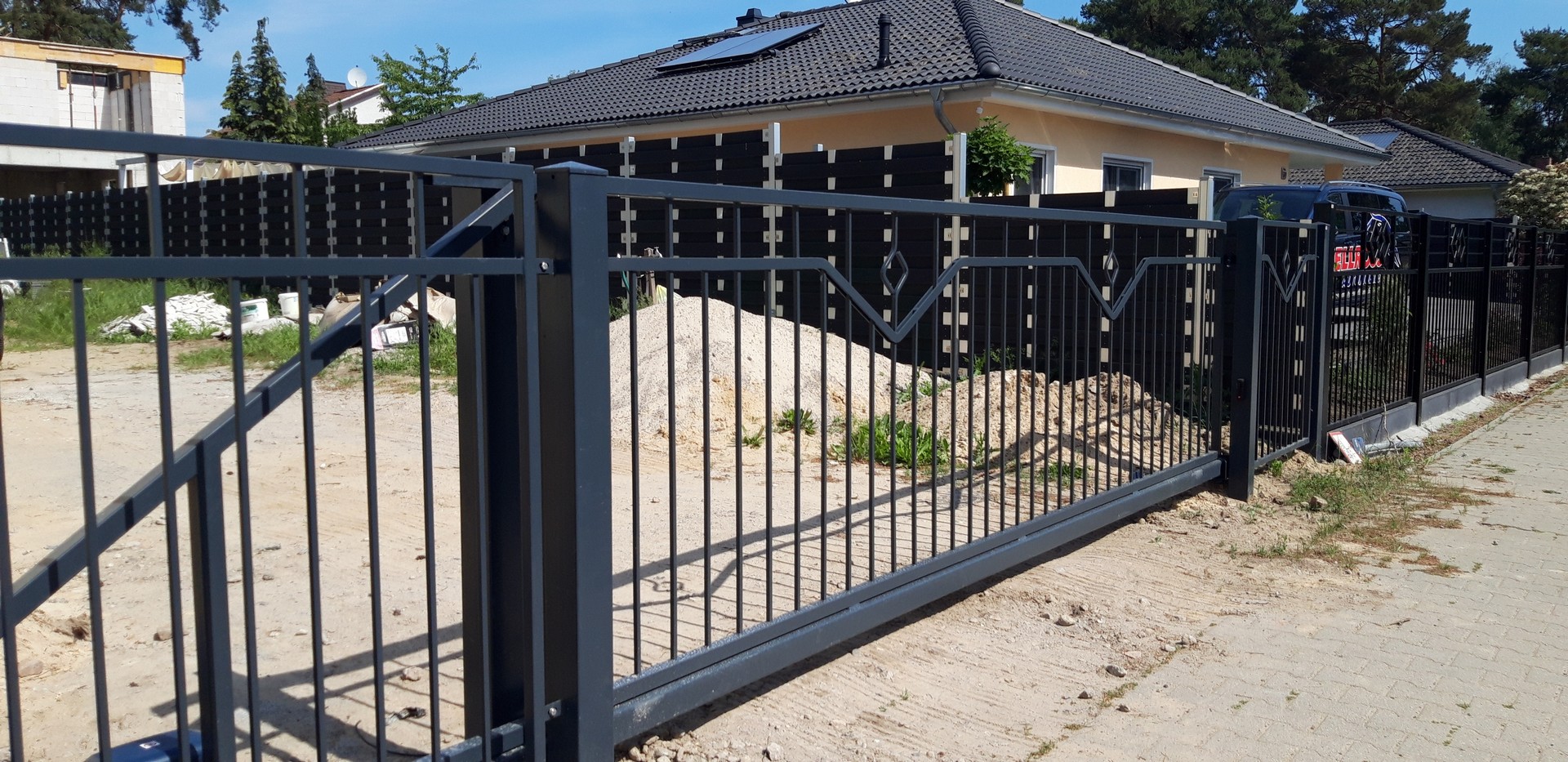 Moderner Metallzaun vor Einfamilienhaus.