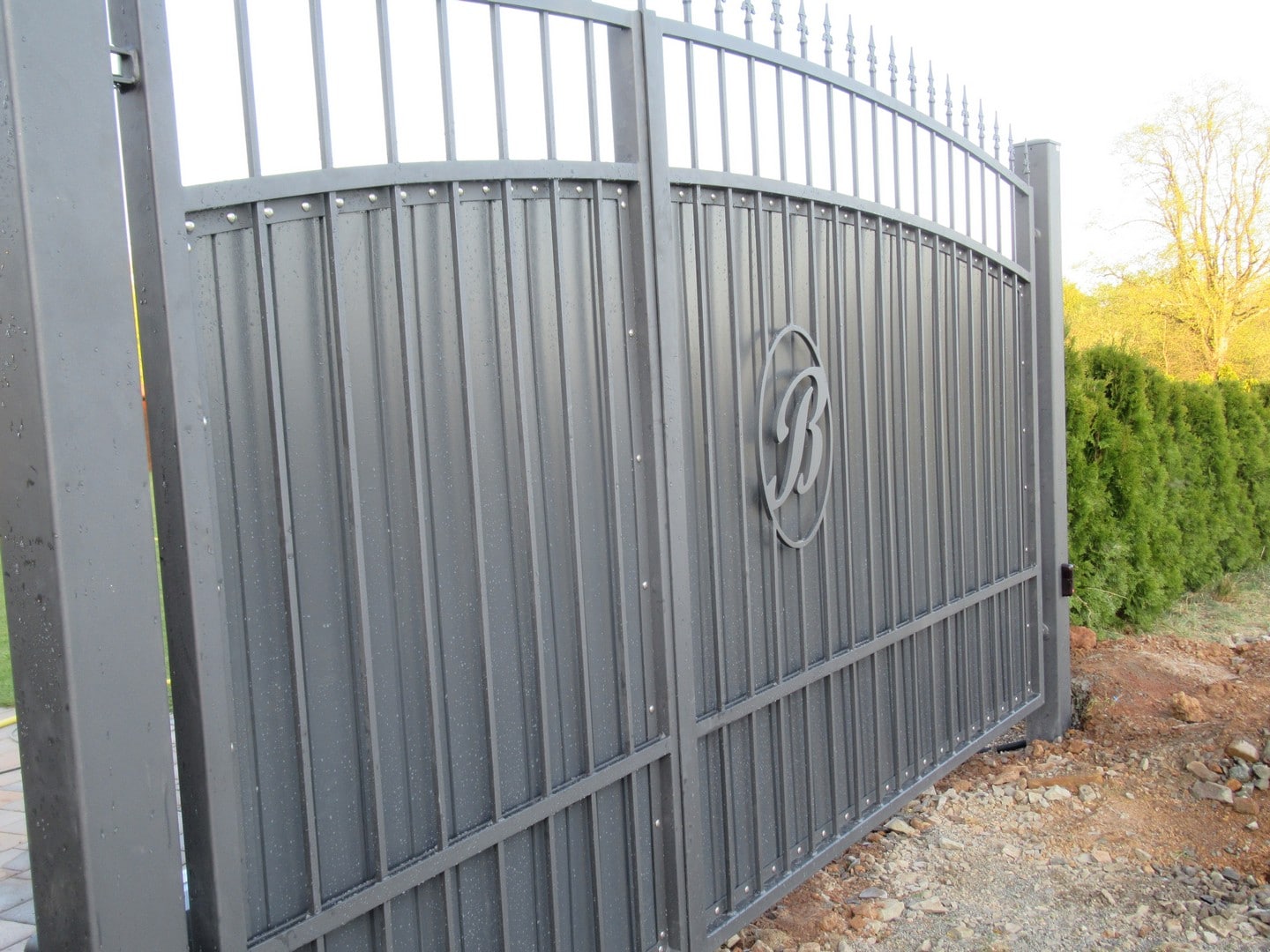 Schmiedeeisernes Tor mit Monogramm "B".