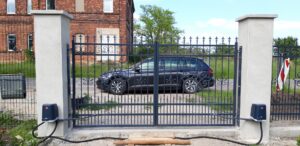 Schmiedeeisernes Tor vor historischem Gebäude.