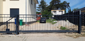 Metalltor, Bauarbeiten im Hinterhof, Auto parkt.