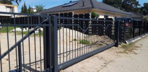 Moderner Metallzaun vor Einfamilienhaus.
