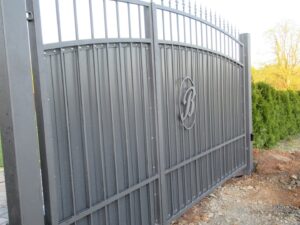 Schmiedeeisernes Tor mit Monogramm "B".