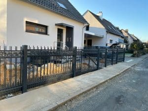 Neues Einfamilienhaus mit Garten und Zaun