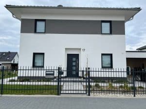 Modernes Einfamilienhaus mit Vorgarten und Nummer 17