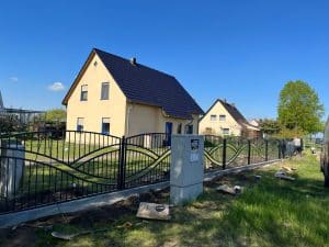 Neubau Einfamilienhaus mit Gartenzauninstallation.