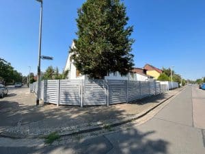 Städtische Straße mit Schildern und Bäumen an sonnigem Tag