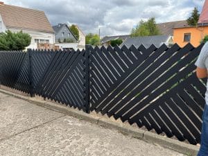 Moderne schräge schwarze Gartenzaun-Designidee.