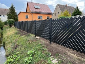 Modernes Ziergitter am Hausgarten.