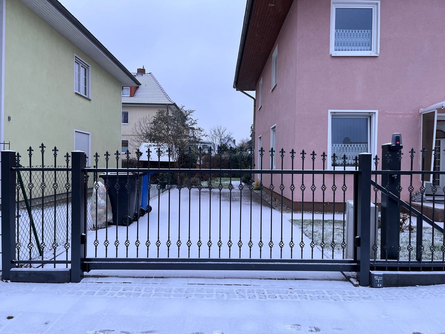 Einfahrtstor zu Häusern im Winter.