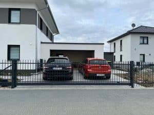 Moderne Häuser mit Autos in der Einfahrt