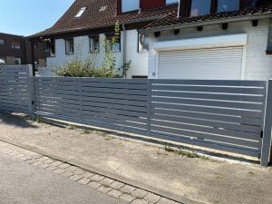 Moderne graue Gartentor und Zaun.