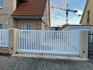 Weiße Gartentür mit Ziegelsteinpfosten