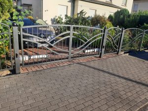 Metalltor und Einfahrt eines Wohnhauses.