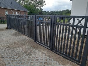 Metalltor Einfahrt Pflastersteine Haus