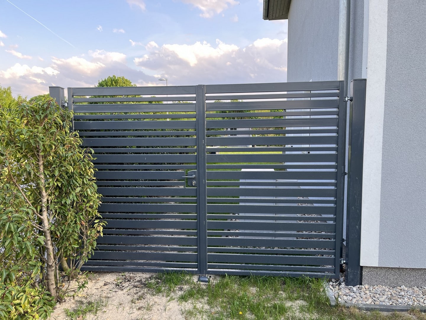 Moderner Gartenzaun bei einem Haus