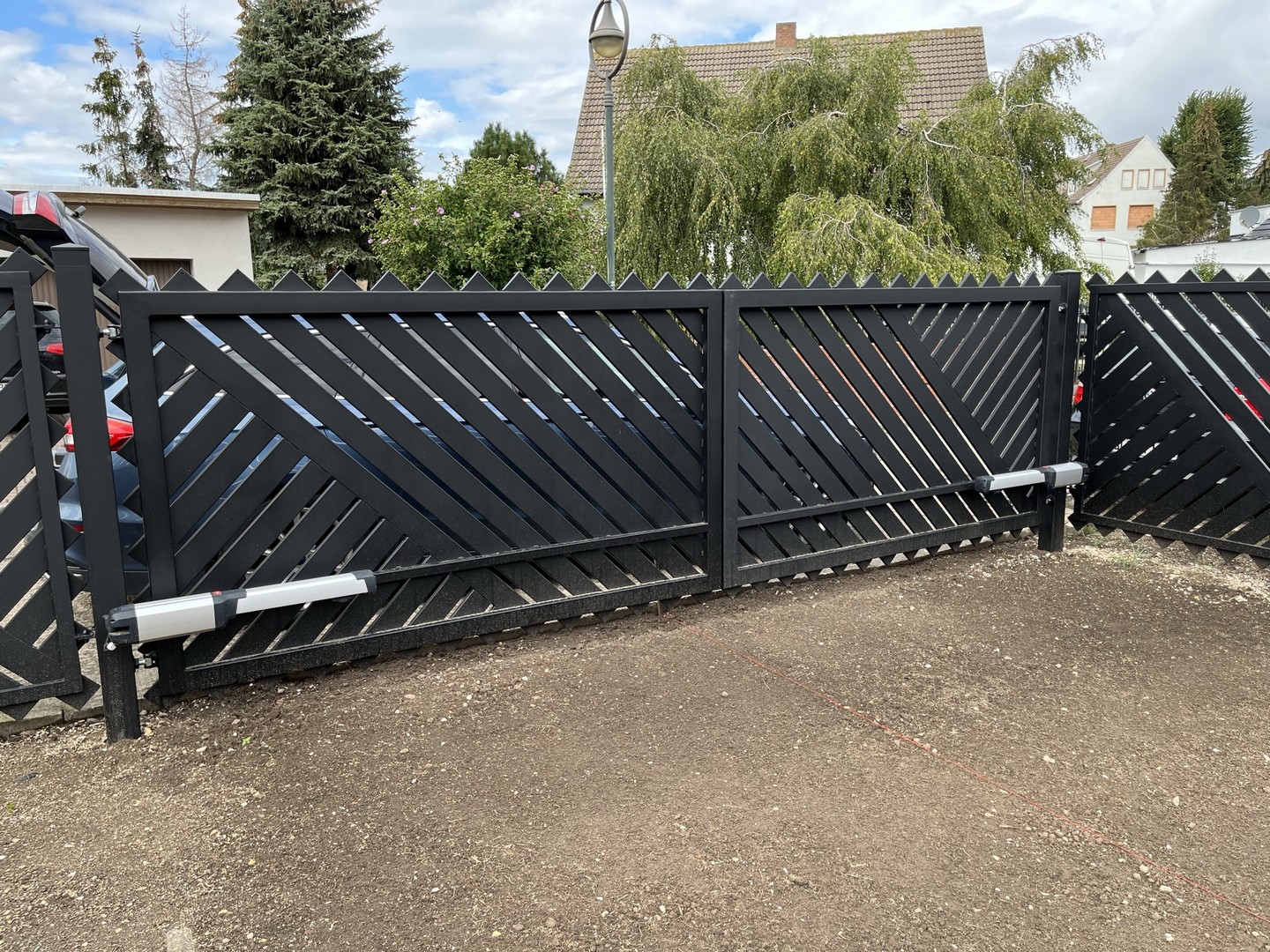 Schwarzes Gartentor mit Diagonalstreben.