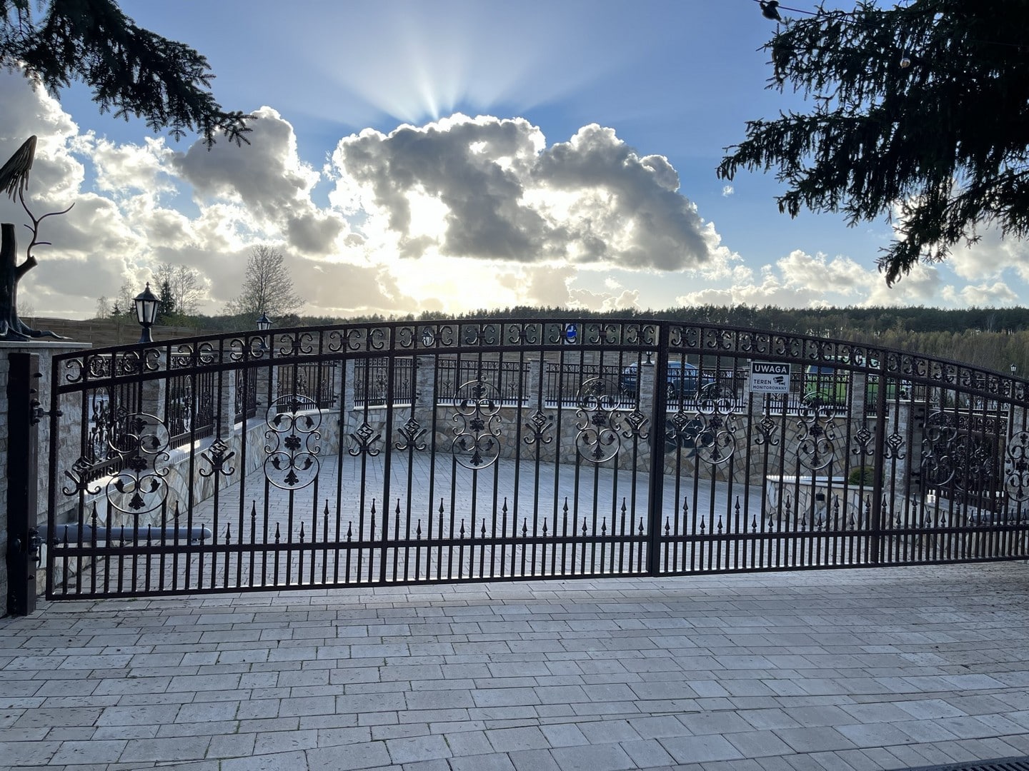 Eisernes Tor bei Sonnenuntergang, Bäume, Wolkenhimmel.