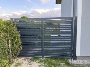 Moderner Gartenzaun bei einem Haus