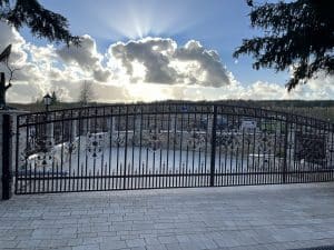 Eisernes Tor bei Sonnenuntergang, Bäume, Wolkenhimmel.