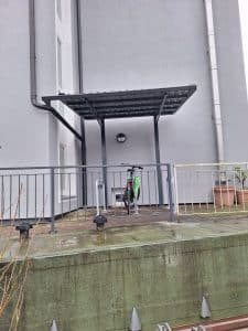 Stahl-Fahrradunterstand mit Überdachung – langlebige Konstruktion von Komabud Zäune, hergestellt in Polen.