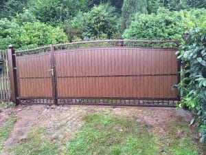 Stilvolles Doppelflügeltor in Holzdesign mit dekorativer Verzierung, hergestellt von KOMABUD