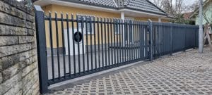 Modernes Schiebetor mit vertikalen Stäben und robustem Design, hergestellt von KOMABUD.