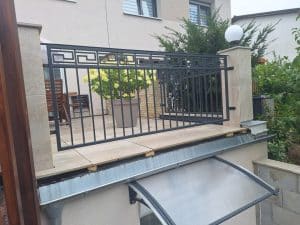 Schmiedeeiserner Terrassenzaun mit geometrischem Muster, hergestellt von KOMABUD.