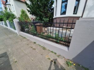 Schmiedeeiserner Vorgartenzaun mit dekorativen Elementen, hergestellt von KOMABUD.