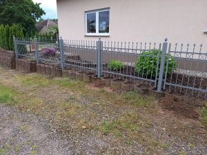 Schmiedeeiserner Gartenzaun in Grau mit dekorativen Spitzen, hergestellt von KOMABUD.