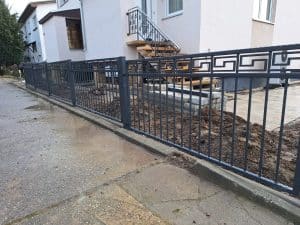 Moderner schmiedeeiserner Zaun mit geometrischem Muster, hergestellt von KOMABUD.