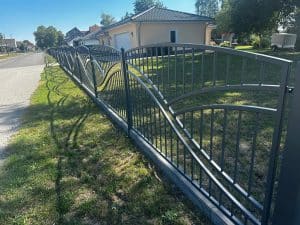 Schmiedeeiserner Zaun mit elegantem Wellenmuster, hergestellt von KOMABUD.